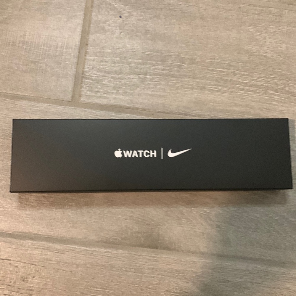 Silver aluminum case Pure Platinum/Black Nike Sport Band